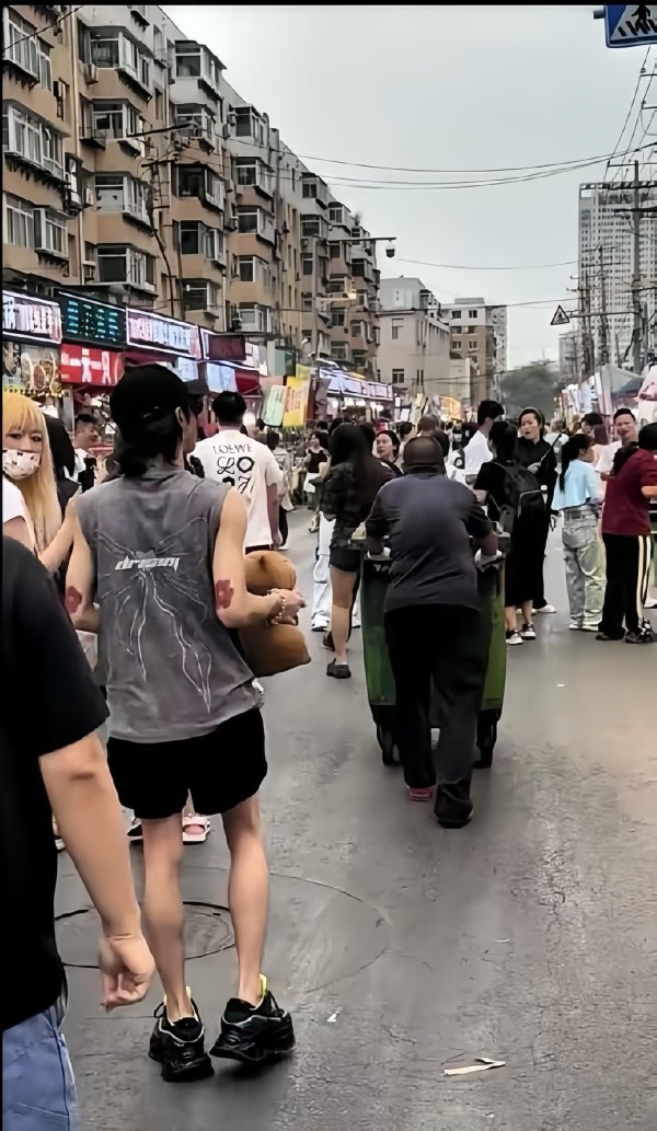 永之胜 惊! 华晨宇现身沈阳夜市, 8cm增高鞋抢镜, 细胳膊细腿引热议